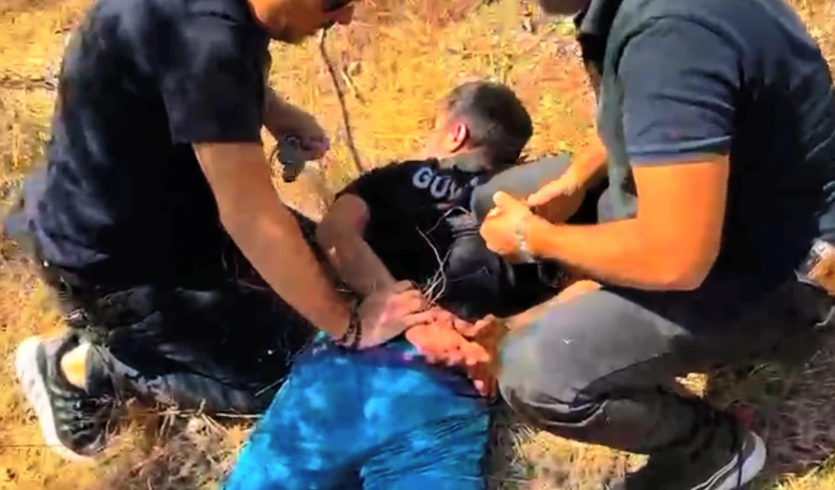 17 suç, 27 yıl hapisle aranıyordu: 'Güvenlik' yazılı kıyafetle tavuk çiftliğinde yakalandı