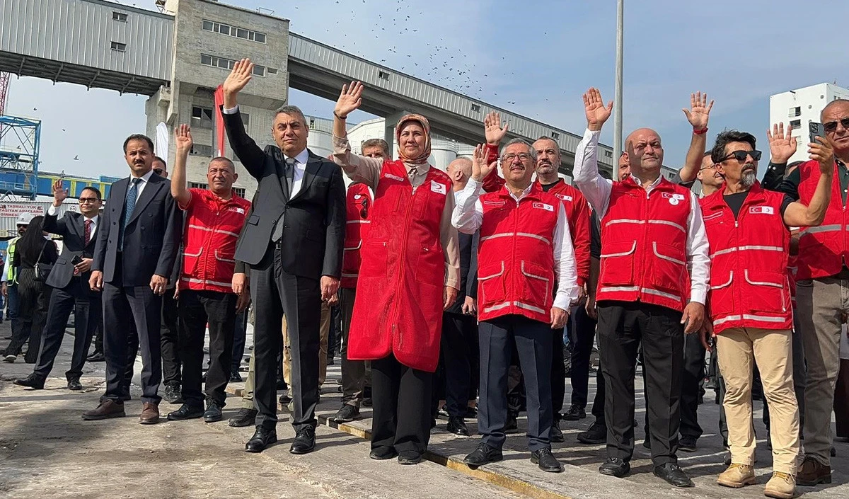 18. İyilik Gemisi Mersin'den Gazze'ye uğurlandı