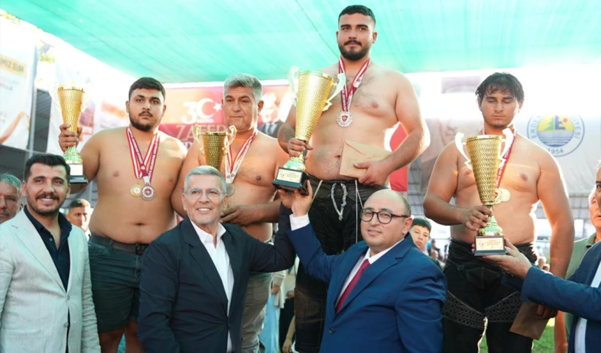 250'den fazla pehlivan katıldı: Yörüklerin güreşi renkli geçti