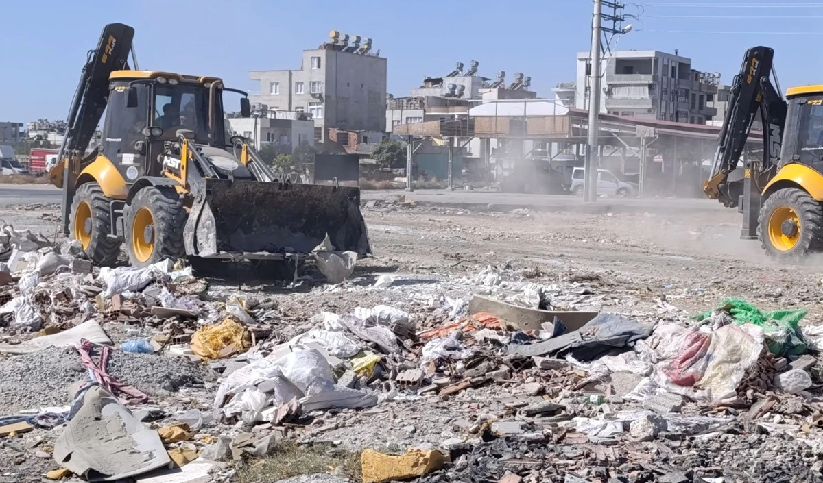 Akdeniz Belediyesi 4 mahalleden 20 kamyon atık topladı