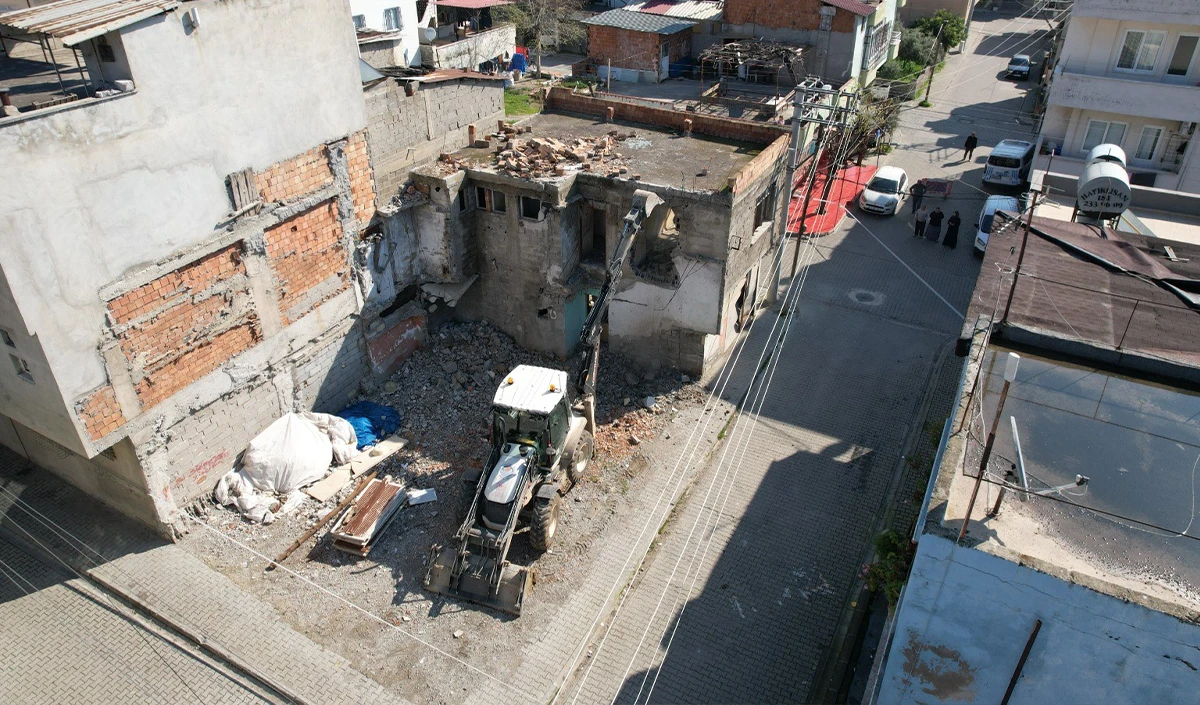  Akdeniz Belediyesi metruk binaları kontroll&uuml; şekilde yıkıyor