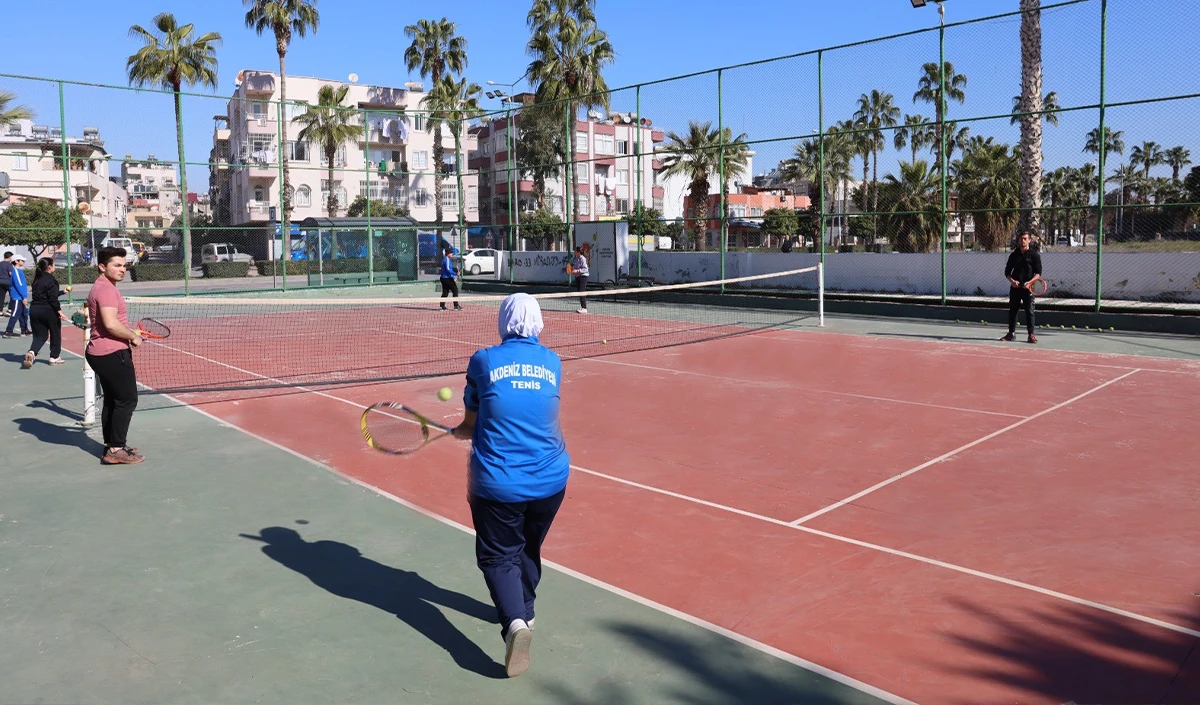 Akdeniz Belediyesinin tenis kursu gen&ccedil; yetenekleri yetiştiriyor