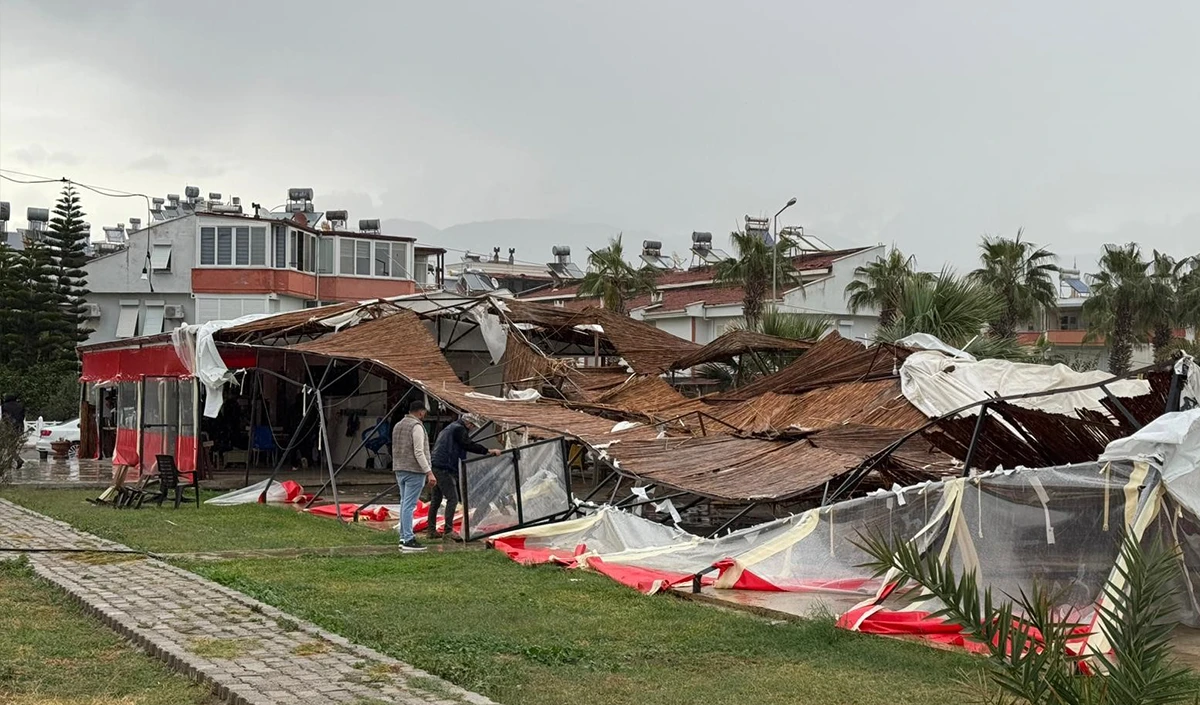 Akdeniz'de hortum kıyı şeridini vurdu: İş yerleri ve evler zarar gördü