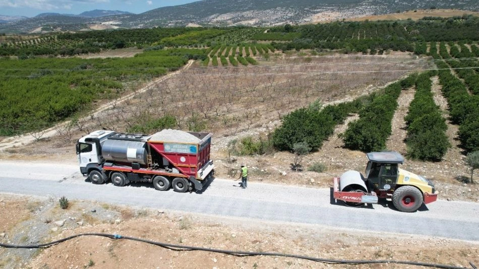 Akdeniz'de kırsal mahallelere yol desteği sürüyor