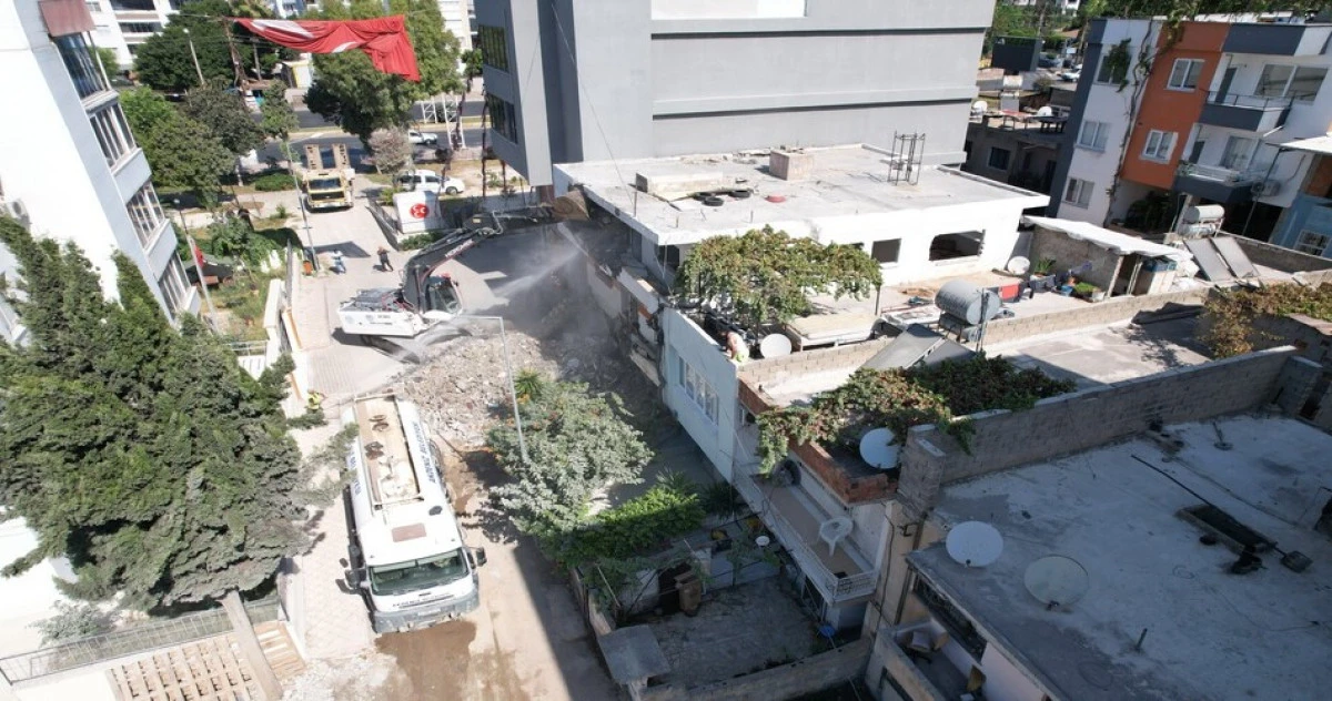 Akdeniz'de metruk yapılar yıkılıyor