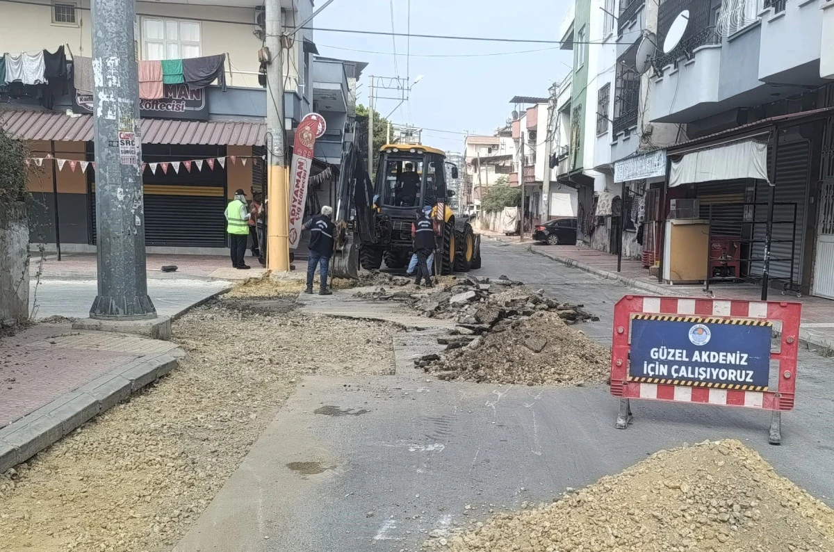 Akdeniz&rsquo;de yeni yollar a&ccedil;ılıyor, sokak ve kaldırımlar yenileniyor