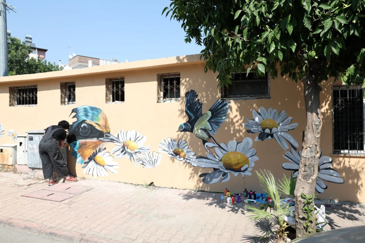 Akdeniz&rsquo;in parkları sanatla renkleniyor