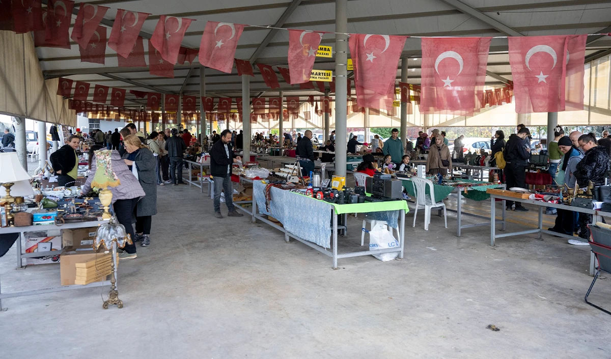 Antika pazarı, Mersin&rsquo;de nostalji tutkunlarını buluşturuyor