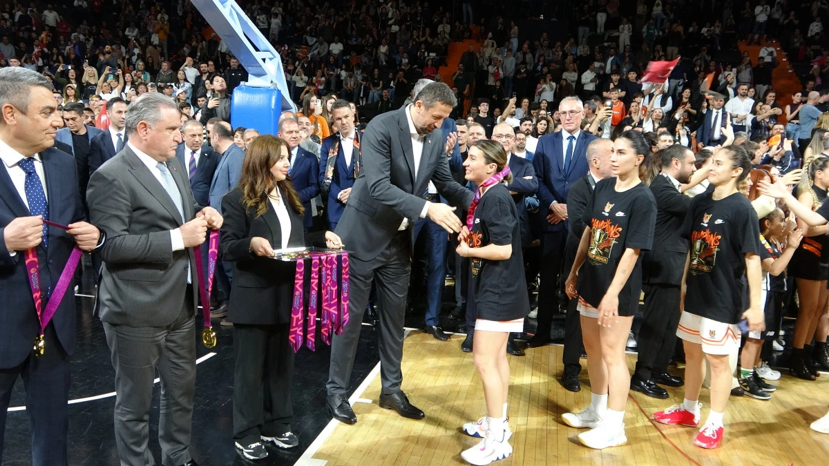 Bakan Bak, &Ccedil;BK Mersin&rsquo;in şampiyonluk sevincine ortak oldu