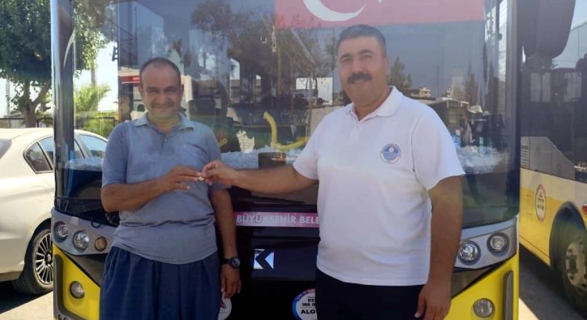 Belediye otobüsü şoförü bulduğu altını sahibine teslim etti