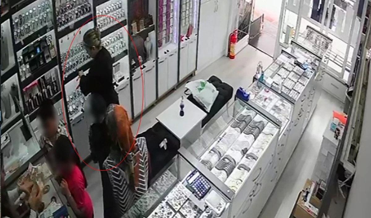 Birini satın aldı, diğerini &ccedil;aldı: O anlar kamerada