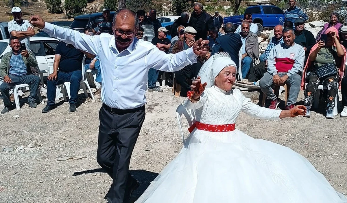 Bitmeyen aşk: 4 çocuklu 9 torunlu çift, 40 yıl sonra düğün yaptı