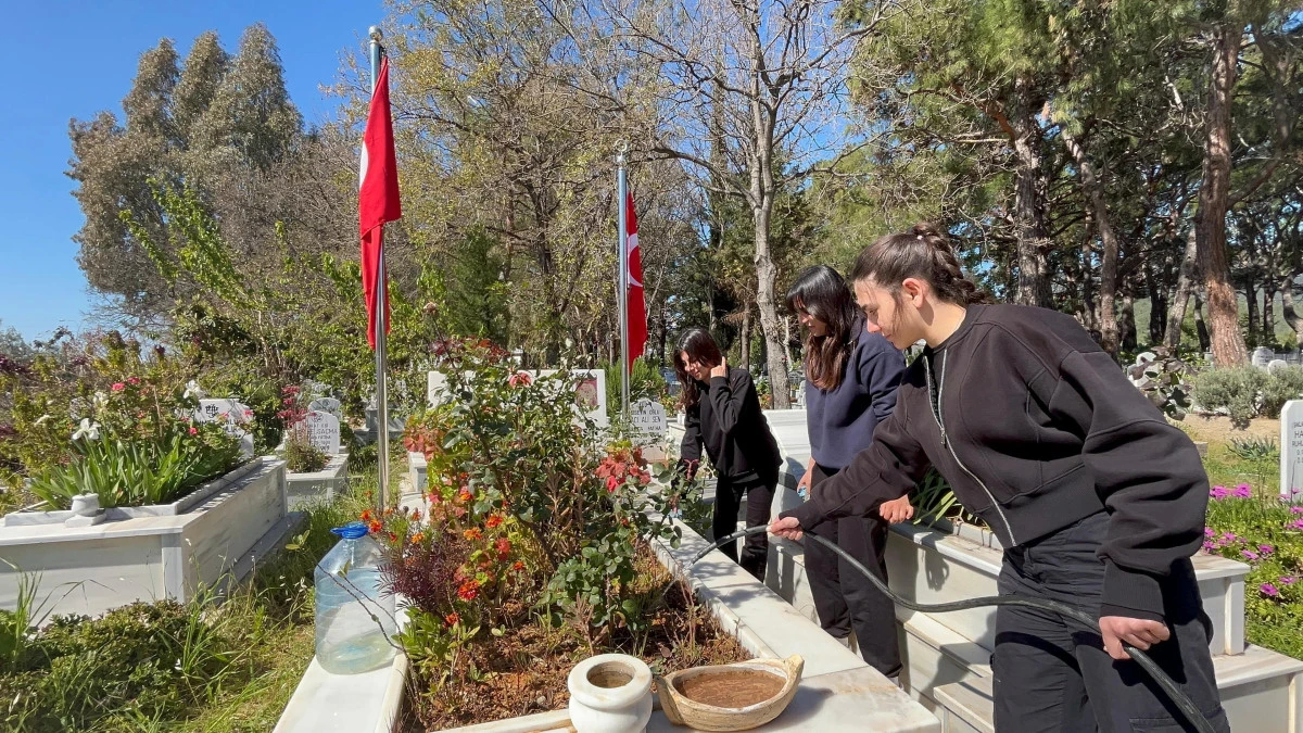 Bozyazı'da &ouml;ğrencilerden şehitlere ziyaret