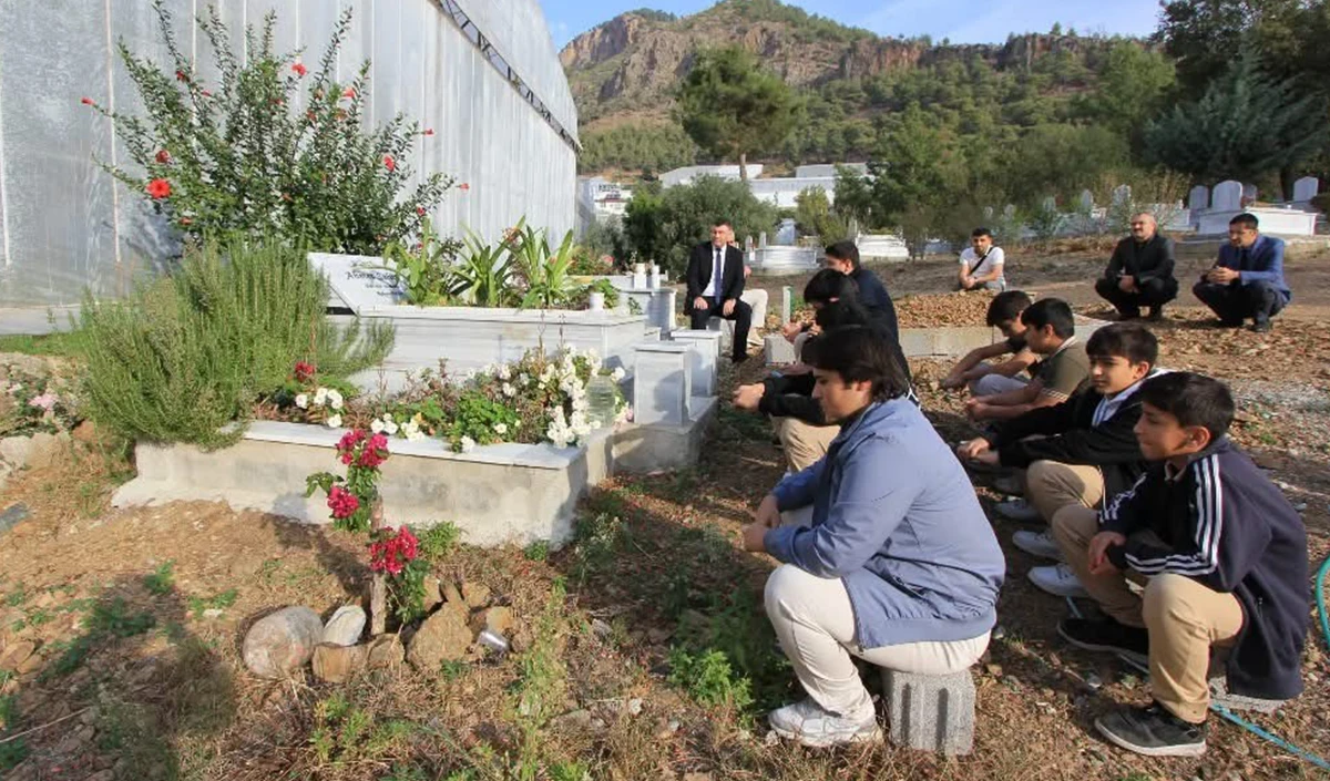 Bozyazı’da vefat eden öğretmen kabri başında anıldı