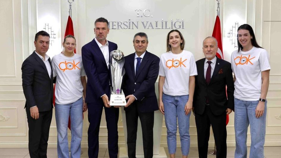 ÇBK Mersin, kupa sevincini Vali Toros ile paylaştı