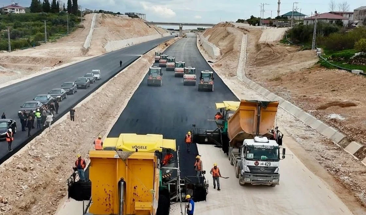&Ccedil;eşmeli- Kızkalesi Otoyolunda &ccedil;alışmalar yerinde incelendi