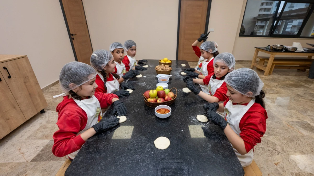  &Ccedil;ocuk kamp&uuml;s&uuml;nde &ccedil;ocuklar hem eğleniyor, hem de &ouml;ğreniyor