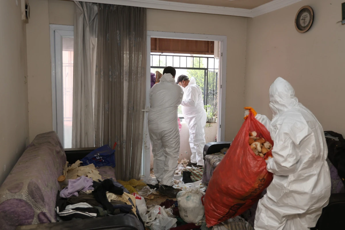 &Ccedil;&ouml;p evden 115 bin lira ve ruhsatsız silah &ccedil;ıktı