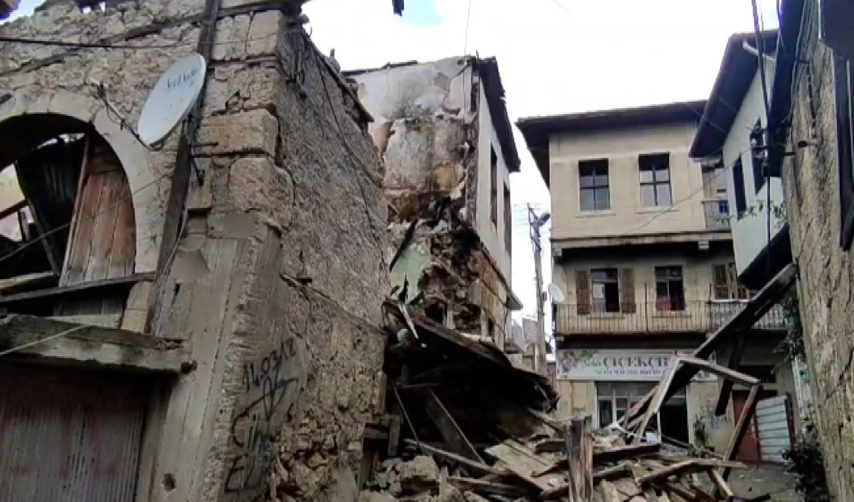 Daha önce yangında zarar gören eski bina yağışlı havada çöktü