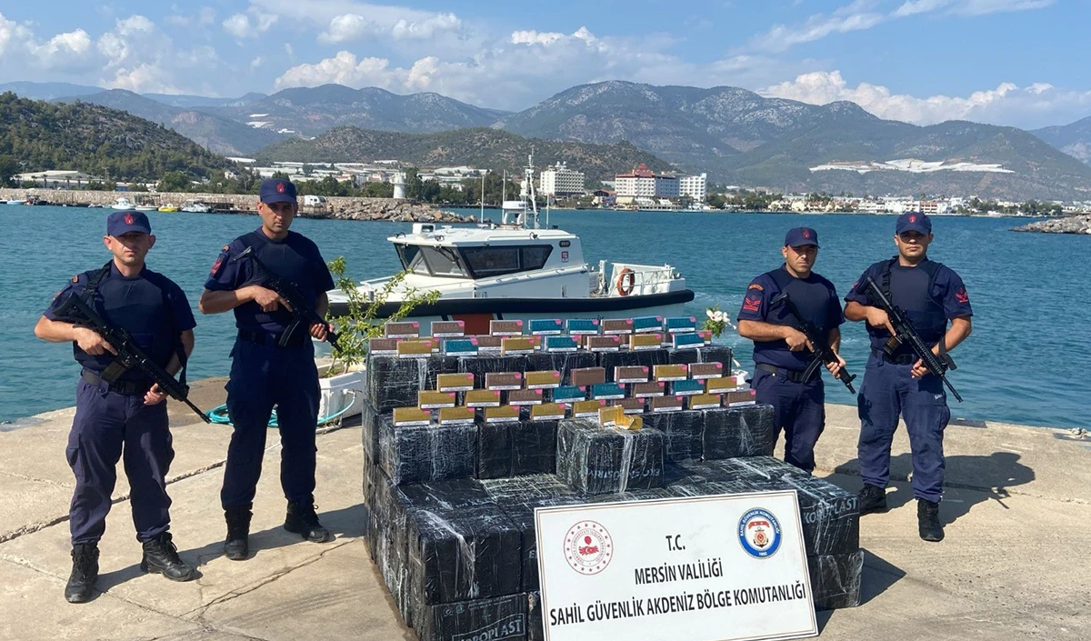 Denizdeki kutulardan 28 bin 500 paket tütün çubuğu çıktı