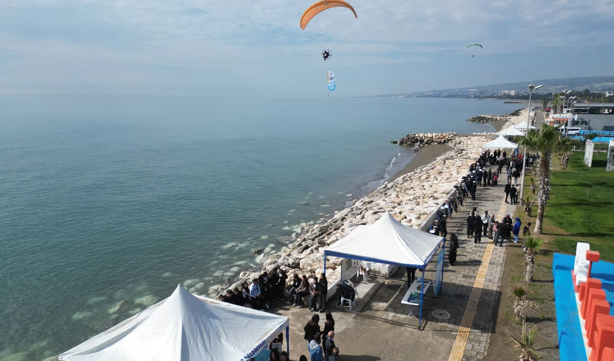 Denizden sahil g&uuml;venlik, havadan paramotorlar destek verdi, &ouml;ğrenciler suyun &ouml;nemine dikkat &ccedil;ekti