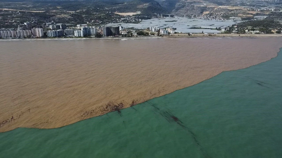 Derelerden Akdeniz'e akan sel suları kıyı şeridini &ccedil;amura b&uuml;r&uuml;d&uuml;