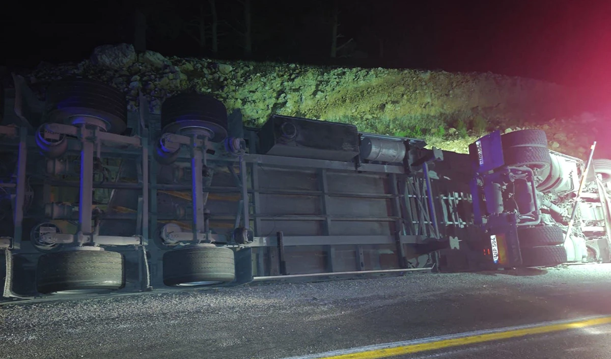 Devrilen tırın sürücüsü hayatını kaybetti