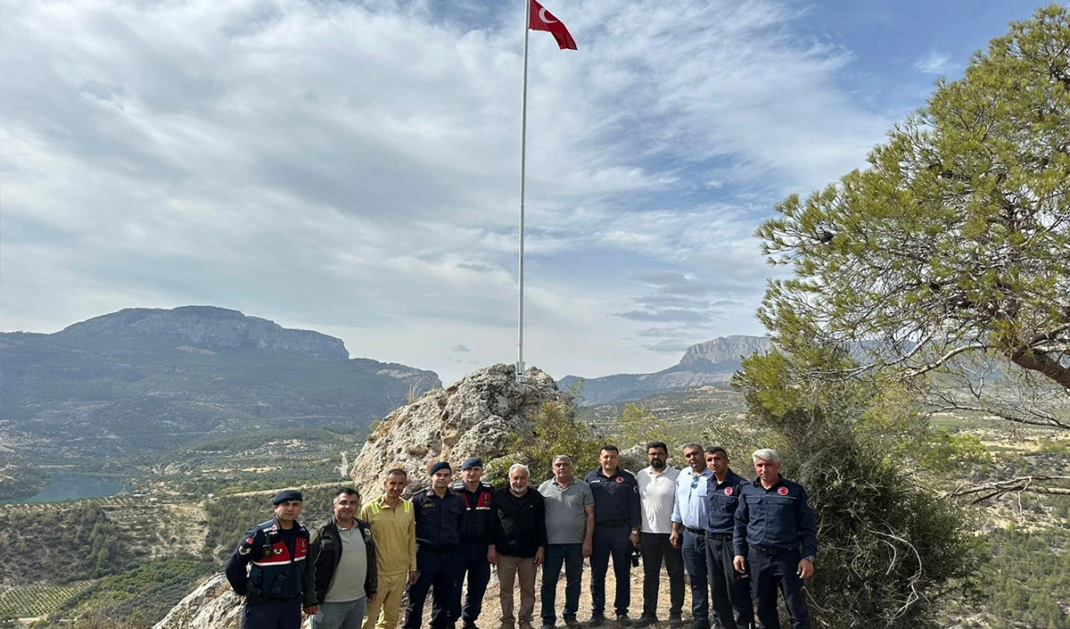 Direk yenilendi, yeni bayrak göndere çekildi