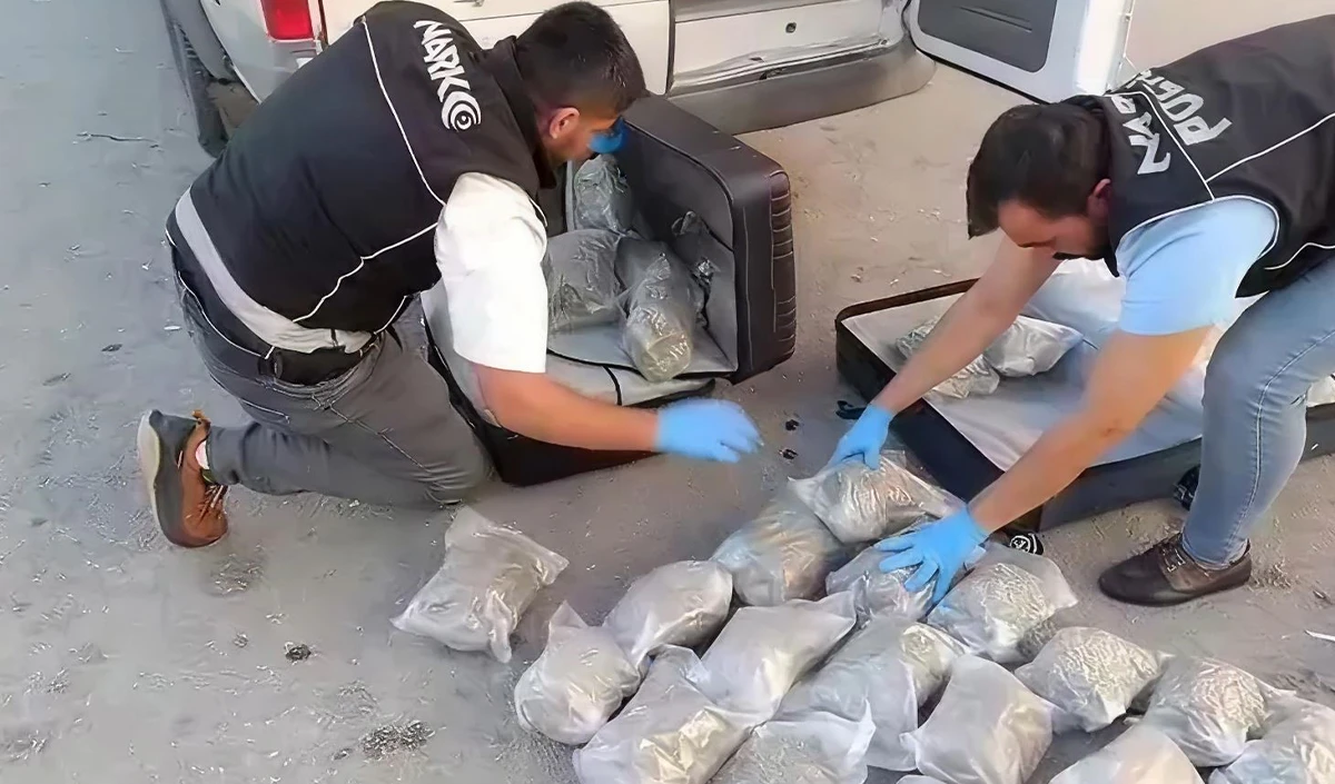  Dronla takip edilen minibüsten 35 kilo uyuşturucu çıktı
