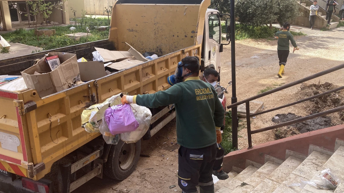 Ekipler gaz maskesiyle girdi iki g&uuml;nde temizledi: Evden 7 kamyonet &ccedil;&ouml;p &ccedil;ıktı