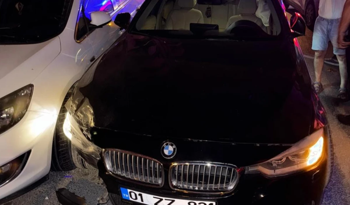 Emniyetin karşı sokağında 6 araca çarparak zarar verip yaya kaçtı