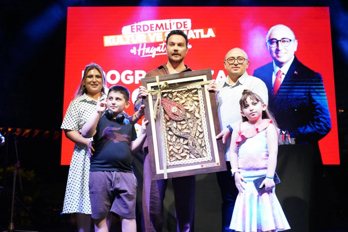Erdemli Belediyesi Erdemlilileri Sinan Ak&ccedil;ıl'la buluşturdu