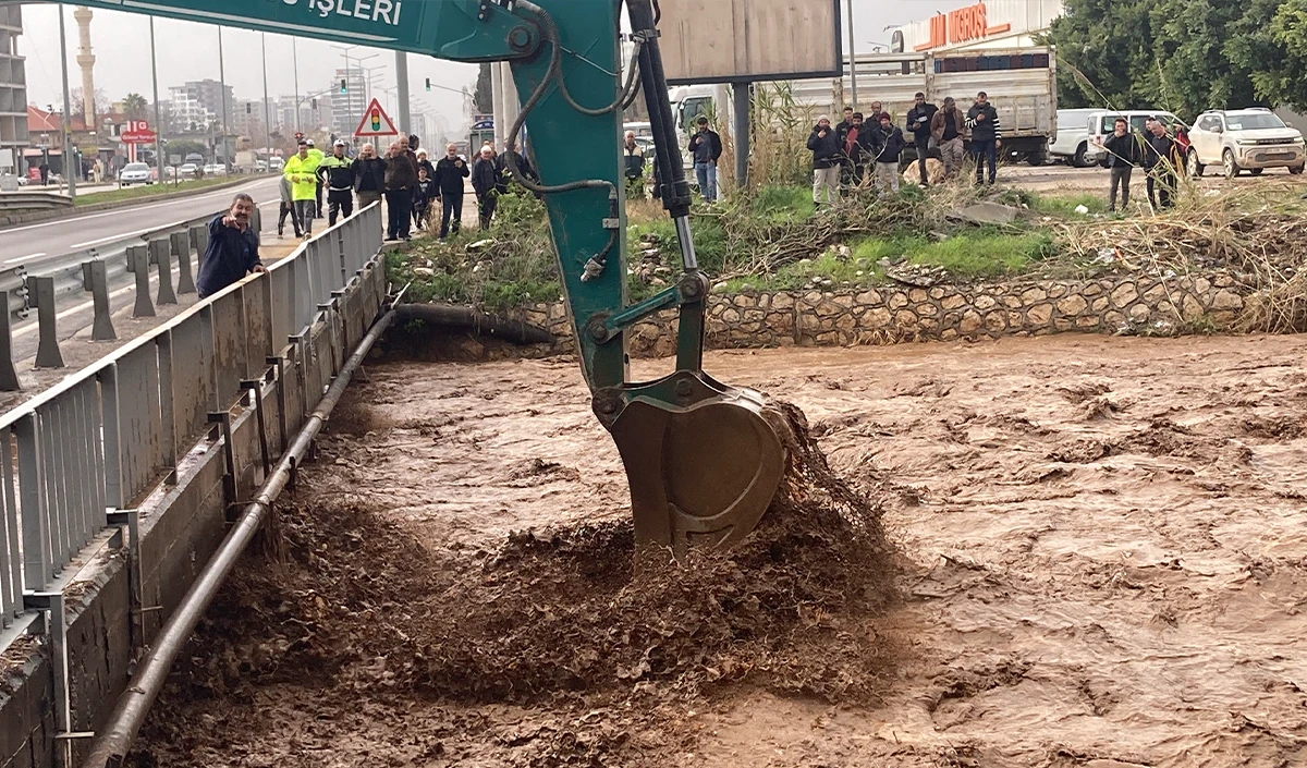  Erdemli'de şiddetli yağış sele neden oldu