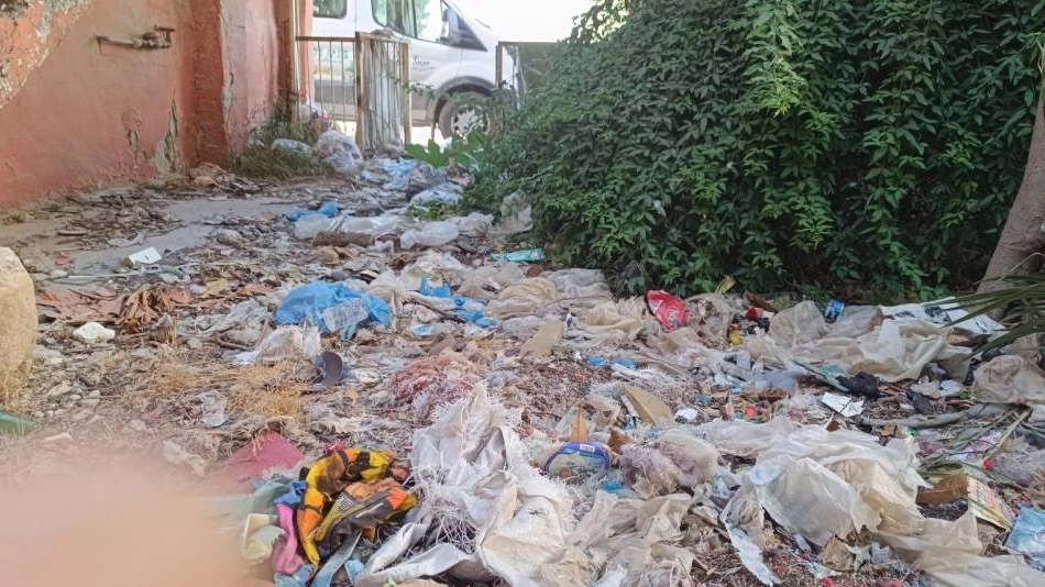 Evin bahçesinden kamyon dolusu çöp çıktı
