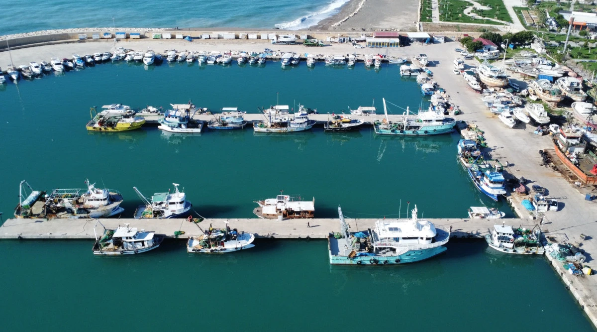 Fırtınalı Akdeniz, balık&ccedil;ıları barınağa hapsetti