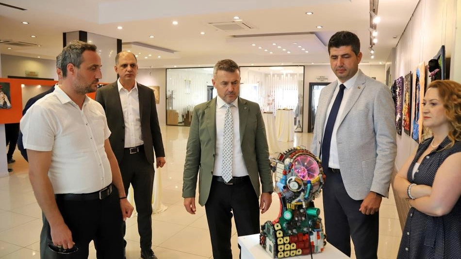 Geri dönüşüm ve sanat el ele verdi: Atıktan Sanata Sergisi açıldı