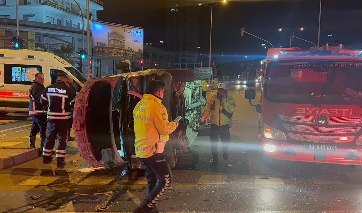  Hasta taşıyan ambulansla otomobil &ccedil;arpıştı: 4 yaralı