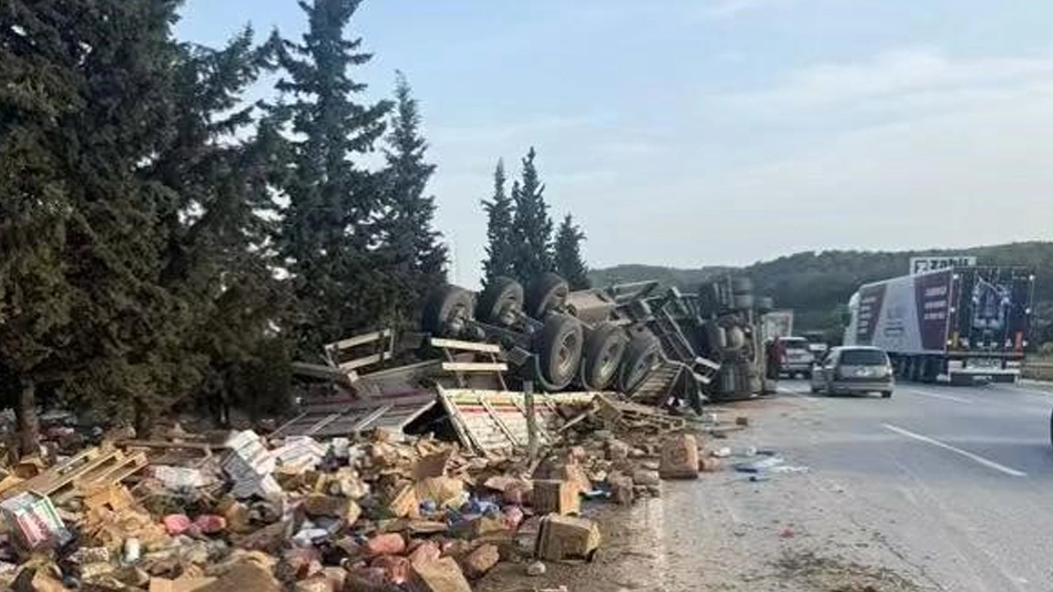 İki tır ve bir otomobilin karıştığı kazada otoyol savaş alanına döndü