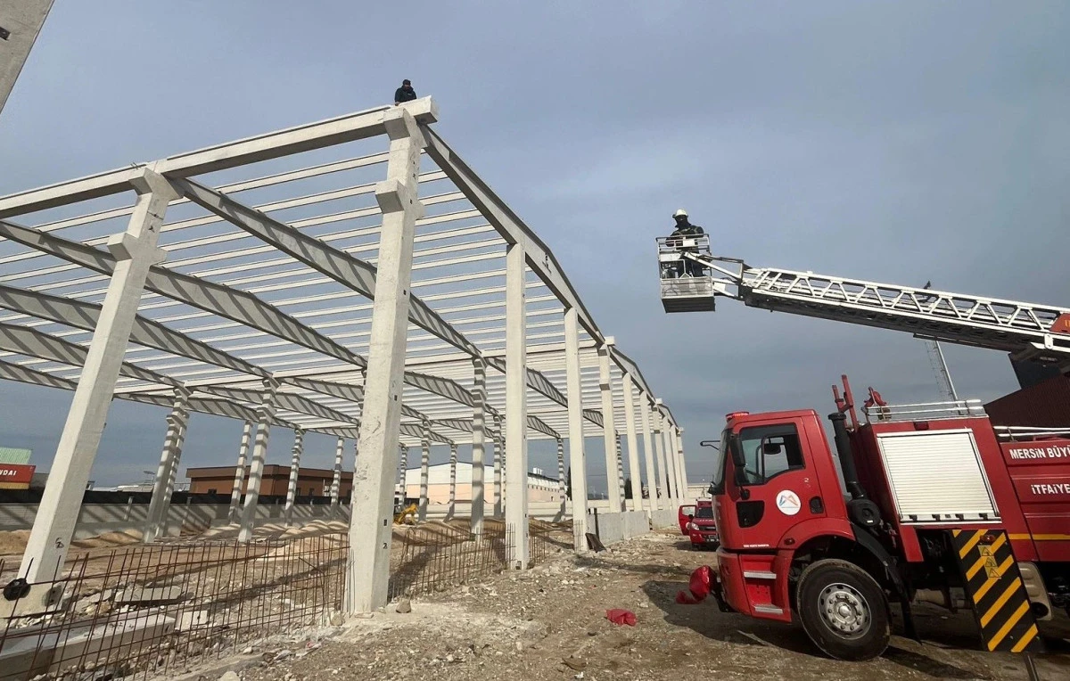 İnşaat sahasında &ccedil;&ouml;kme: 3 iş&ccedil;i yaralandı, mahsur kalan 1 kişi kurtarıldı