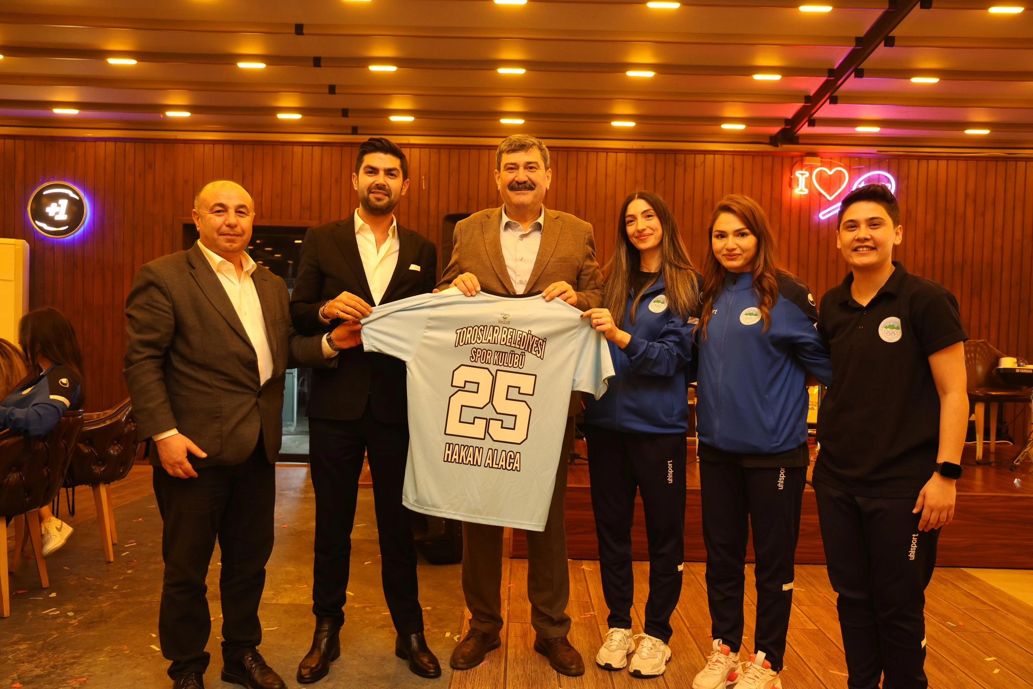 İş insanı Alaca&rsquo;dan kadın hentbol takımına anlamlı destek