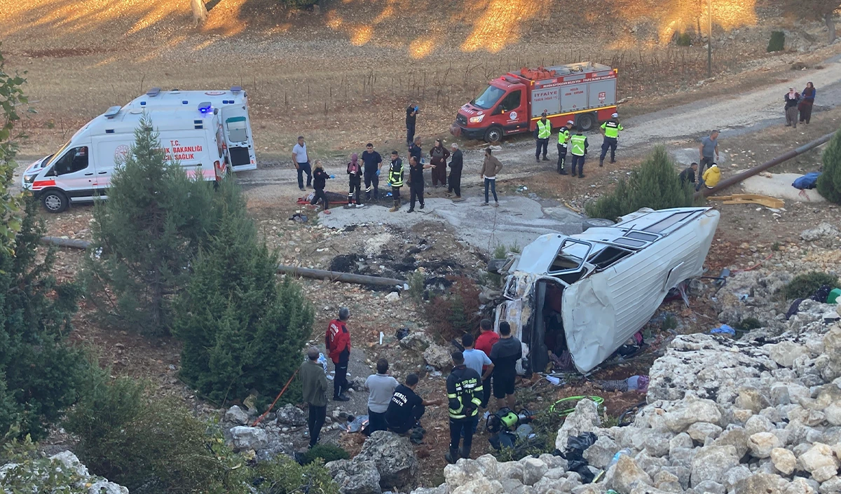 İşçi servisi şarampole devrildi: 5 ölü, 14 yaralı