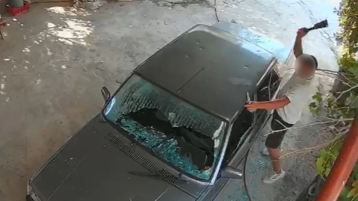  Kadına ait otomobile satır ve bı&ccedil;akla zarar verdi: O anlar kamerada