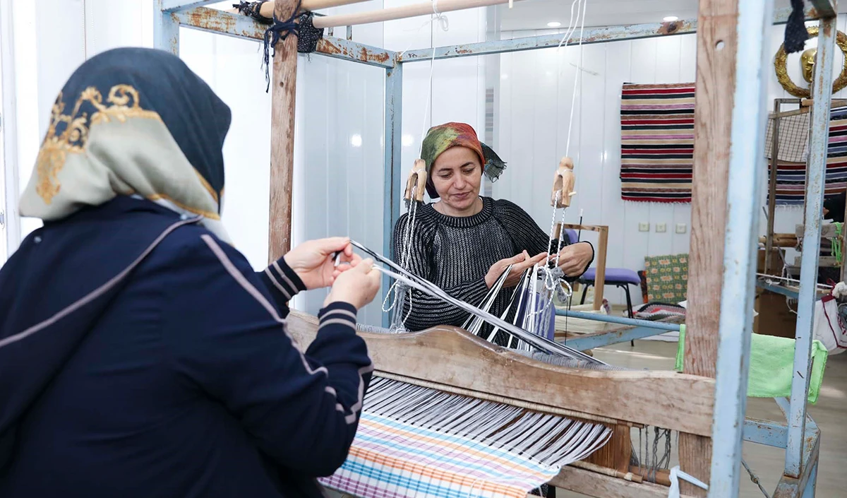 Kadınlar el emeği ve gönül birliğiyle üretiyor