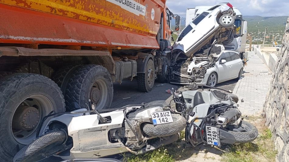 Kamyon yoldan çıktı önüne gelen taşıtı ezdi: 13 motosiklet, 3 araç zarar gördü