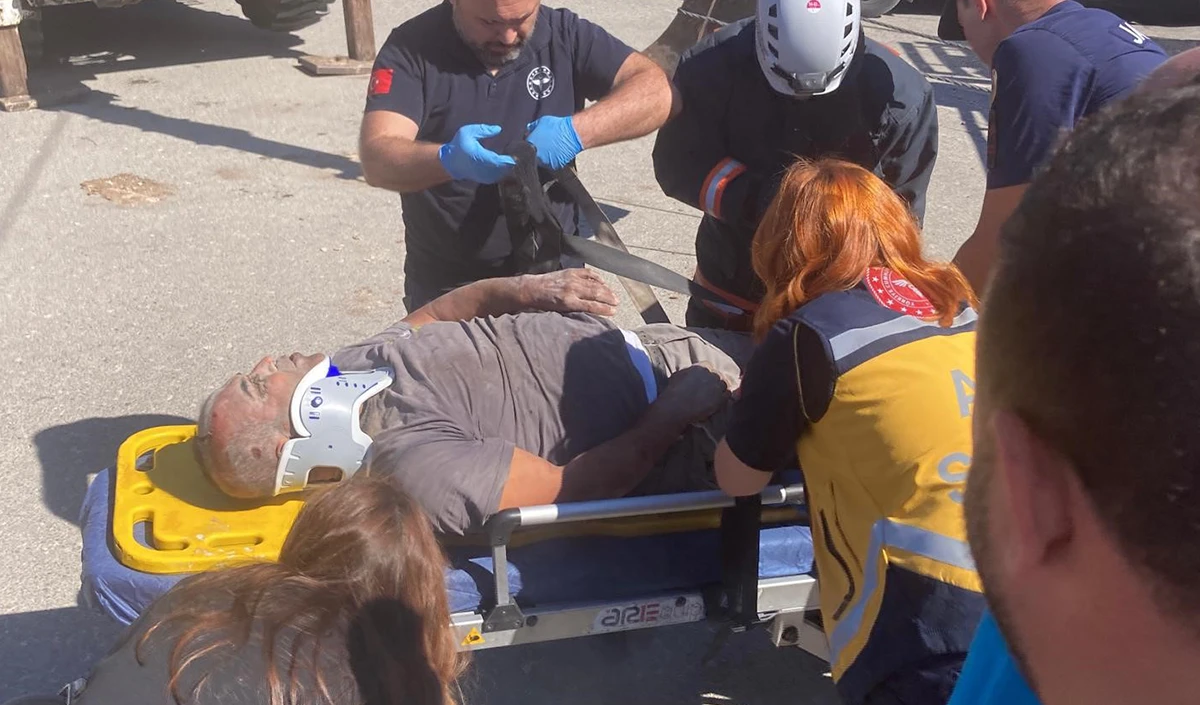 Kamyonet 2 evin arasındaki depoya girdi, yaralılar ekiplerin çalışmasıyla kurtarıldı
