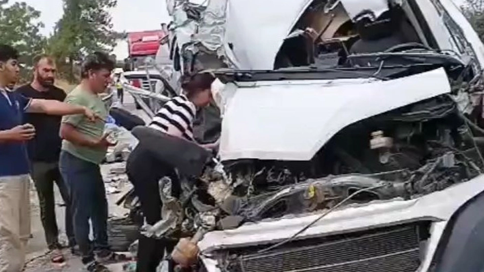 Karavan minibüs kamyonete çarptı: 1 ölü, 1 yaralı
