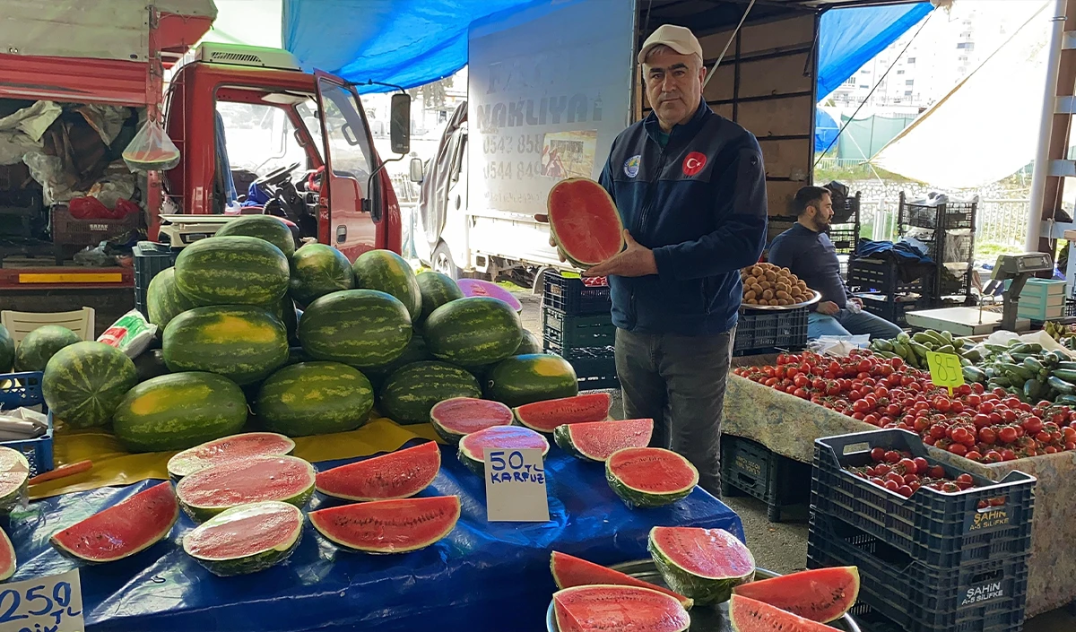 Karpuz pazara dilim dilim d&uuml;şt&uuml;: Kilosu 50 TL