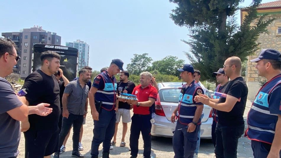 Kavga ihbarına giden jandarmaya sürpriz kutlama