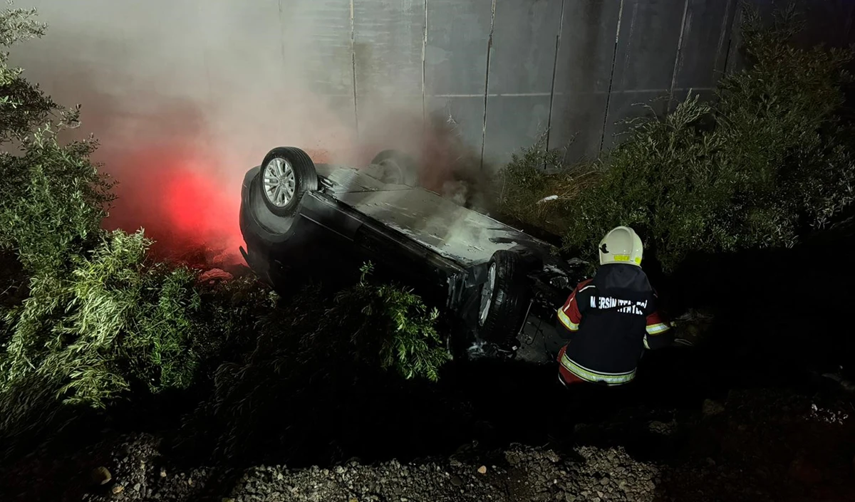 Kaza yapıp ters dönen elektrikli araçtaki yangına ekipler müdahale etti