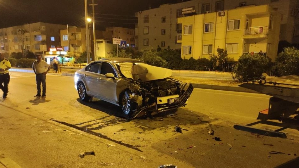  Kontrolden çıkan otomobil, kamyonete çarptı: 2 yaralı